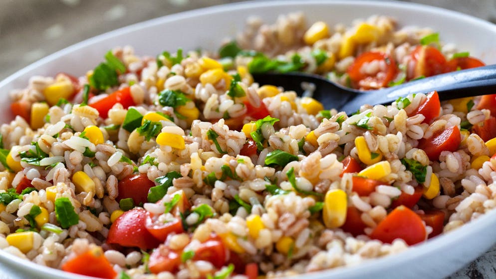 Superfoods: Heimische Alternativen zu den exotischen Nährstoffbomben. Dinkel ist eine hervorragende heimische Alternative, die es in Punkte Nährstoffen locker mit dem südamerikanischen Pendant aufnehmen kann.