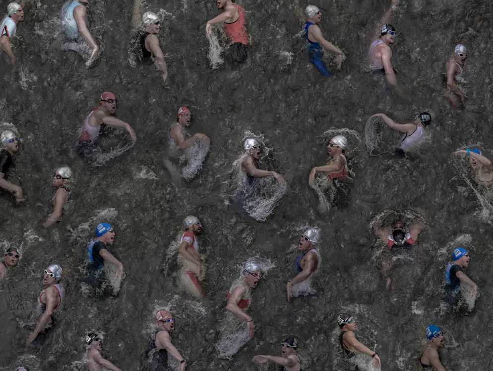 «Sony World Photography Awards»-Les meilleures photos. Klaus Lenzen, Allemagne: «Every Breath You Take». Des triathlètes dans le port des médias à Düsseldorf. Catégorie: Open, Enhanced. 