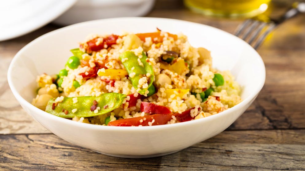 Superfoods: Heimische Alternativen zu den exotischen Nährstoffbomben. Dabei kann Hirse sehr gut mithalten, was die gesundheitlichen Vorteile angeht. Das Getreide hat im Hinblick auf ökologische Gesichtspunkte ganz klar die Nase vorn.