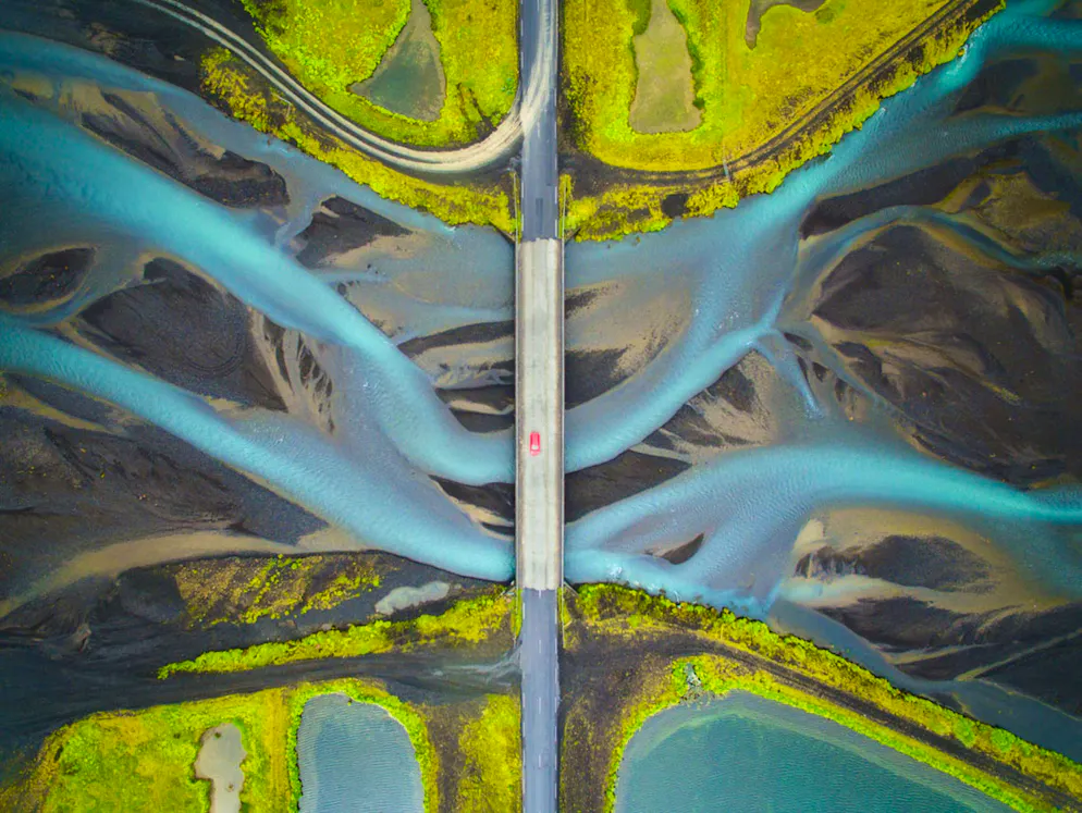 «Sony World Photography Awards»-Les meilleures photos. Manish Mamtani, Inde: «Patterns of Glacial River». Alors qu’il traversait un pont en Islande, le photographe a découvert un motif intéressant à la surface de l’eau – il s’est arrêté et a envoyé son drone dans les airs pour prendre cette photo. Catégorie: Open, Travel.