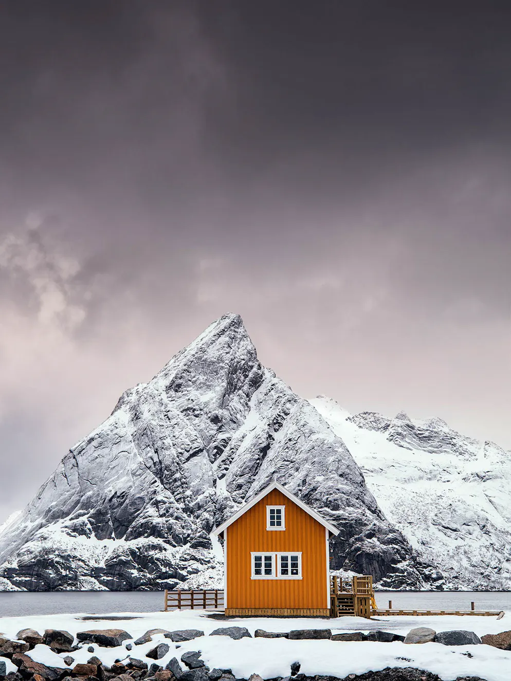 «Sony World Photography Awards»-Les meilleures photos. Mikkel Beiter, Danemark: «Shapes of Lofoten». Le mont Olstinden sur les îles Lofoten et la petite maison au premier plan ont comme des airs de famille. Catégorie: Open, Travel. 