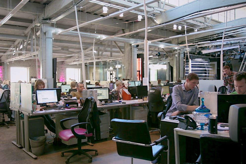 Neue Doku: Putins Propaganda-Attacken auf Europa. Seit 2010 gibt es den Fernsehkanal Doschd - russisch fur «Regen». Sein Ziel: ein Programm mit freien, unabhängigen Nachrichten. Nachdem der Sender aus Kabelnetzen und Satelliten-Angeboten entfernt wurde, verlor er 70 Prozent seiner Zuschauer. Heute kann man ihn - als kostenpflichtiges Angebot - im Internet verfolgen.