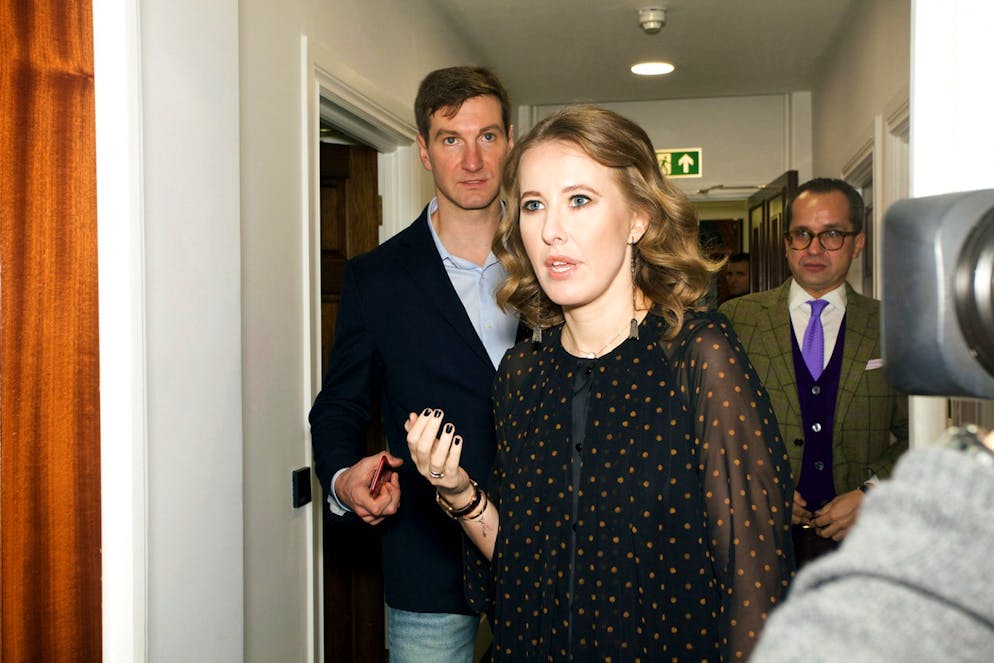 Neue Doku: Putins Propaganda-Attacken auf Europa. Xenia Sobtschak kennt man in Russland als TV-Moderatorin und It-Girl. Putin soll die 36-jährige Gegenkandidatin als willkommene Sparrings-Partnerin betrachten. Insgesamt wurden acht Kandidaten zur Wahl zugelassen.