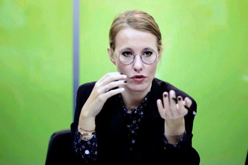 Neue Doku: Putins Propaganda-Attacken auf Europa. Xenia Sobtschak ist die Tochter des früheren Bürgermeisters von Sankt Petersburg. Ihre Familie stand Putin stets nahe. Insider behaupten gar, der aktuelle russische Präsident wäre Taufpate seiner Herausforderin.