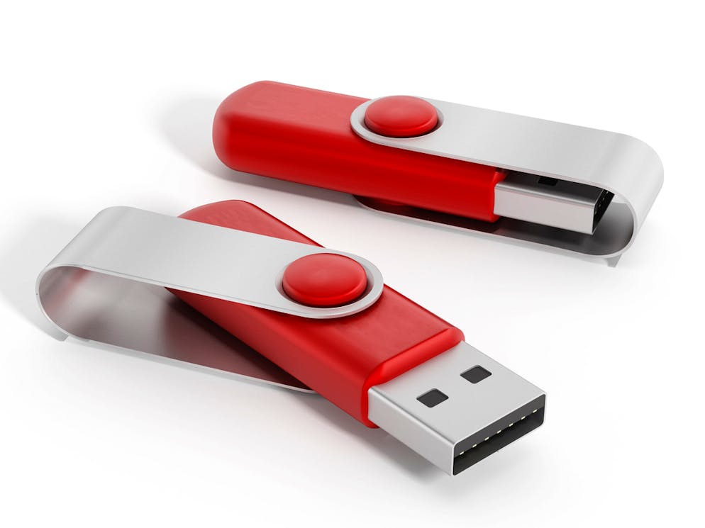 Endlich Windows 10: So funktioniert der Umstieg. Mit dem Media Creation Tool kann man die Windows 10-Installationsdatei auf einem beliebigen Computer herunterladen und auf einen USB-Stick übertragen. Von dort aus lässt sich das neue System dann installieren.