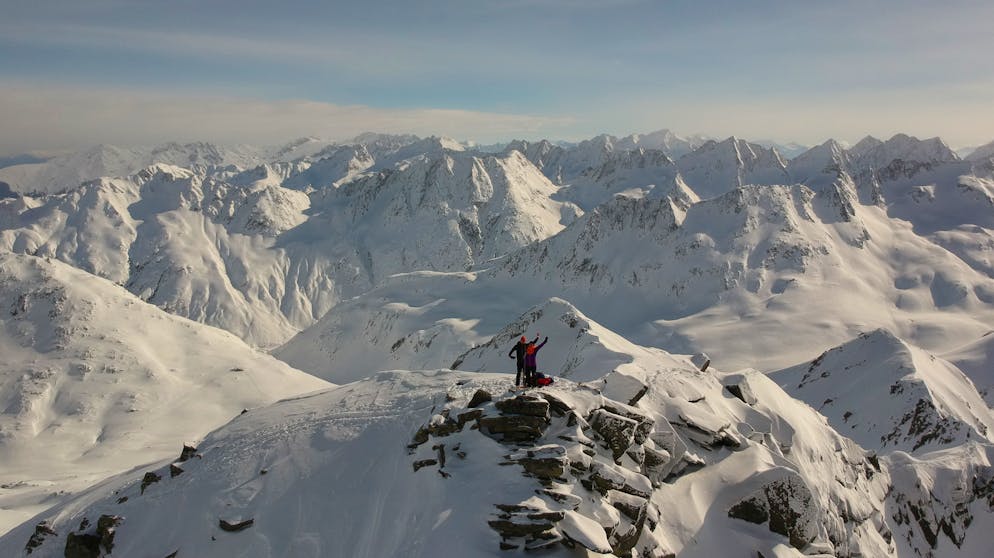 Skitour im Bündner Oberland. Hier stehen wir. Zuoberst auf dem Piz Badus. Das Hauptziel unserer zweitagigen Skitour im Oberalpgebiet im Kanton Graubünden.