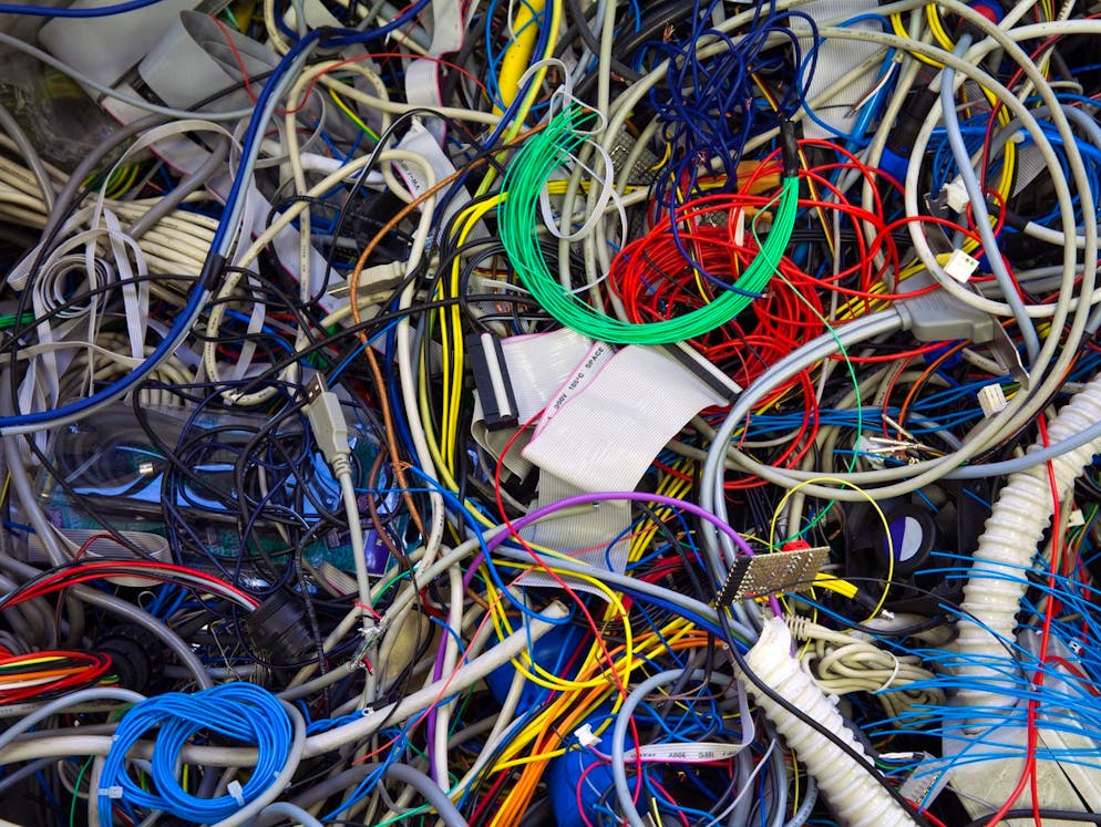 Schnell und einfach: Die besten Computer-Tricks für den Alltag. Und Tipp 10: Niemand mag Chaos am eigenen Schreibtisch. Wenn sich das Tastaturkabel mit dem Mauskabel verheddert, wird das Anschliessen des Druckerkabels zur Qual. Mit einigen strategisch platzierten Kabelbindern und Halterungen lässt sich viel Stress vermeiden.