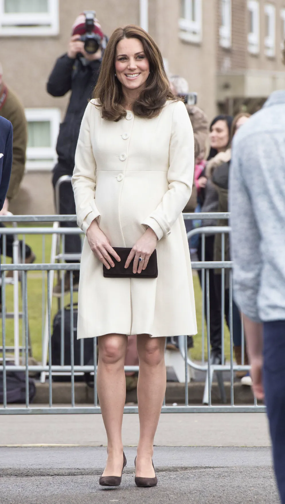 Kate: ses derniers looks de grossesse. Le 6 mars, la duchesse de Cambridge était vêtue d'une robe d'un blanc éclatant à l'occasion de la visite de l'école Pegasus Primary School à Oxford.