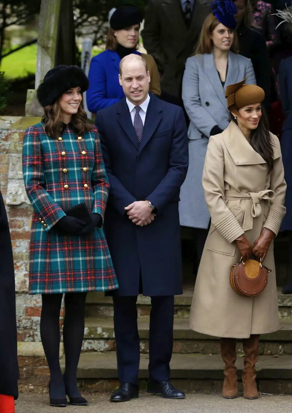 Kate: ses derniers looks de grossesse. Kate et Meghan très élégantes pour assister à la messe de Noël en l'église St. Mary Magdalene à Sandringgham, le 25 décembre 2017.