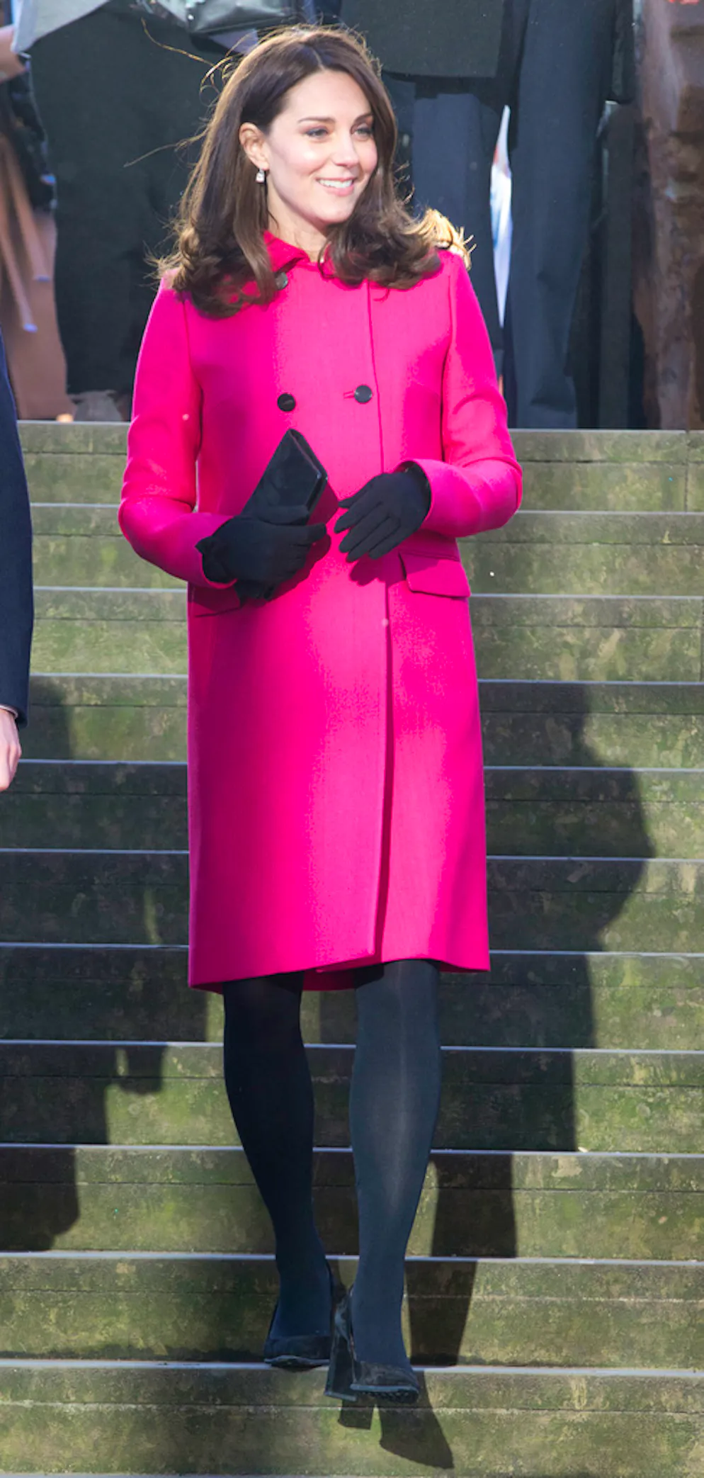 Kate: ses derniers looks de grossesse. Lors de sa visite à Coventry, Kate portait un manteau rose fuchsia, le 16 janvier 2018.