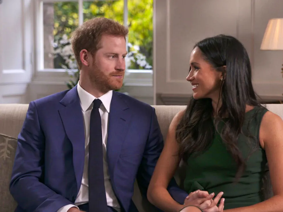 Il principe Harry e Meghan Markle. Durante un'intervista ufficiale rilasciata alla BBC in occasione del loro fidanzamento, la giovane coppia ha raccontato come Harry aveva fatto la sua proposta: una sera, mentre stavano cenando insieme, Harry si era messo in ginocchio, ha spiegato la giovane dona di 36 anni. «È stato adorabile e ovviamente molto romantico».