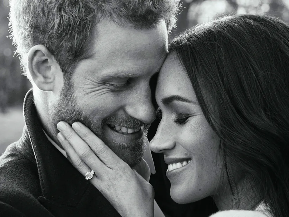 Il principe Harry e Meghan Markle. Prima del matrimonio, Meghan Markle dovrà convertirsi alla religione anglicana, il cui capo supremo non è altri che la nonna di Harry, la regina Elisabetta II. Inoltre, la giovane americana intende adottare la nazionalità inglese.