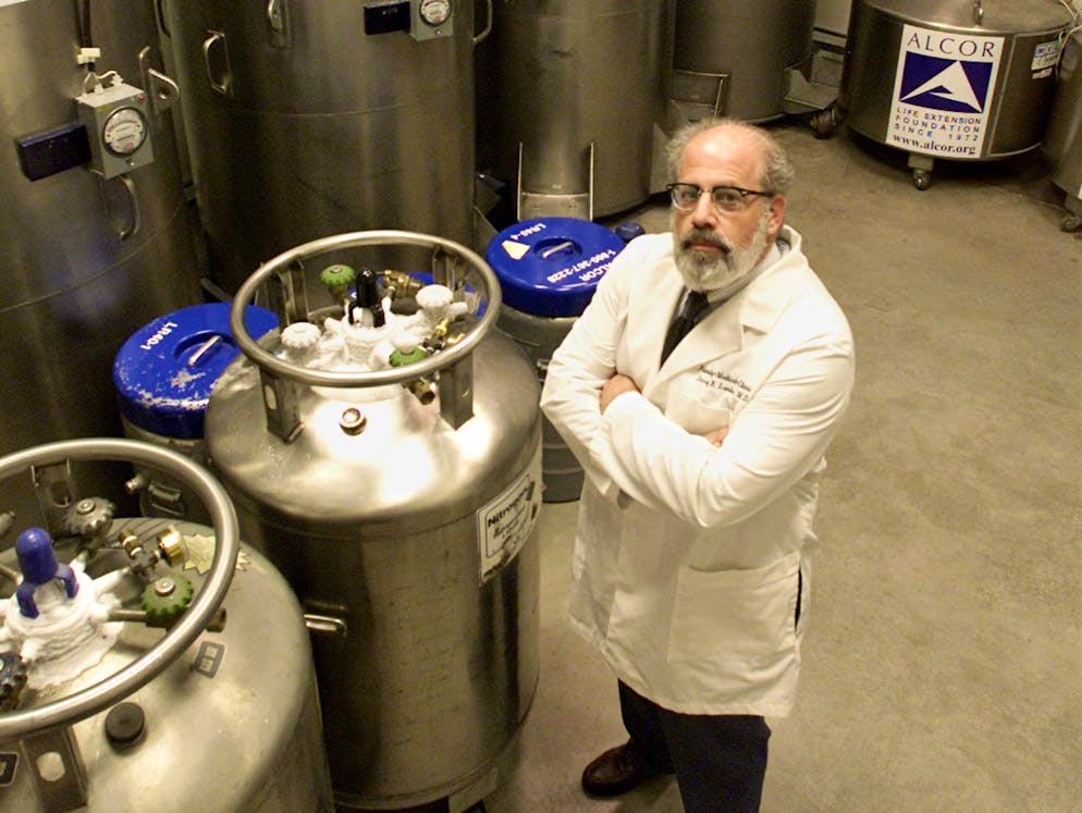 Junger Milliardär will sich töten lassen, um «ewig zu leben». Unter anderem sollen so menschliche Gehirne so lange aufbewahrt werden, bis die medizinische Technologie so weit ist, Gehirne auch nachzubauen. Die Idee: Erinnerungen sollen sich so wieder auslesen lassen und - vielleicht in einem neuen Biomechanischen Träger - weiter leben.