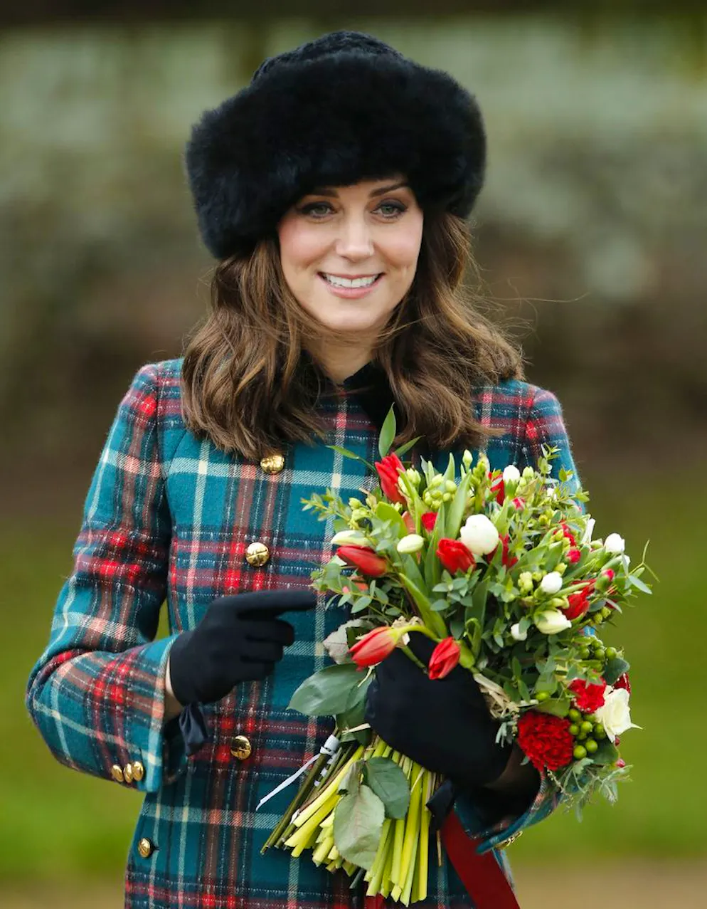 Kate: ses derniers looks de grossesse. Kate était rayonnante et stylée, mettant le style britannique à l'honneur: elle avait opté pour un manteau imprimé tartan signé Miu Miu agrémenté de boutons dorés. 
