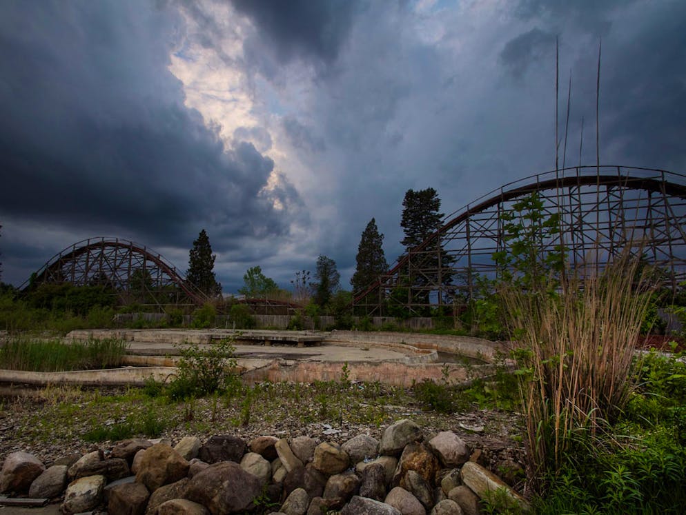 Schluss mit lustig: Diese Freizeitparks sind wirklich gruselig. Im «Guega Lake Amusement Park» ist nicht einmal das Licht friedlich.