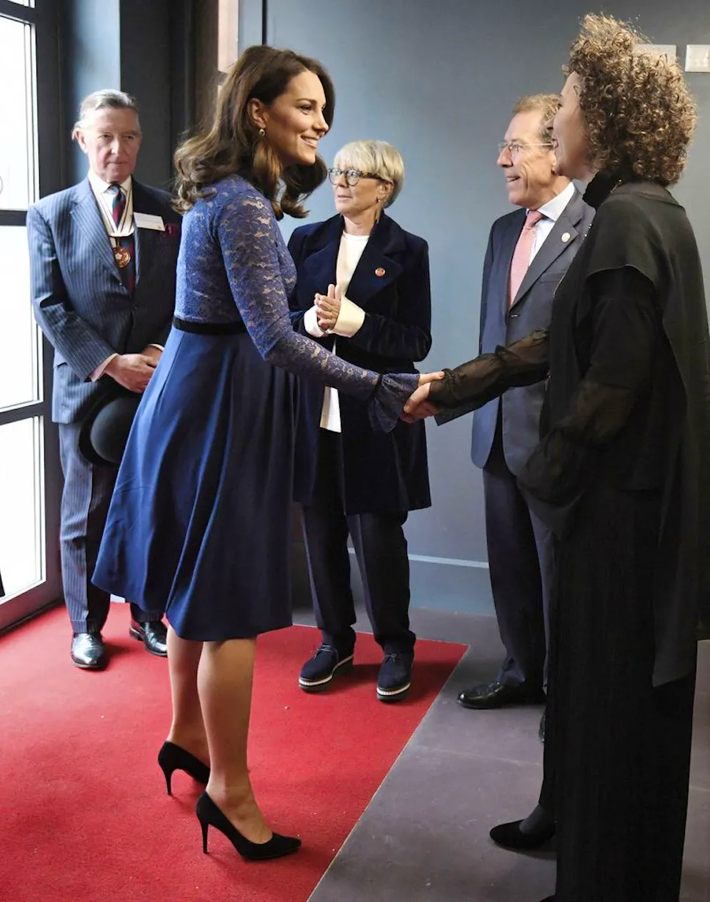 Kate: ses derniers looks de grossesse. Quelques jours auparavant, le 7 mars, elle avait également opté pour du bleu marine. Un choix vestimentaire qui a eu son effet, vu que cette petite robe taille empire signée Séraphie a été en rupture de stock en un clin d'oeil. "L'effet Kate" que les marques connaissent bien.