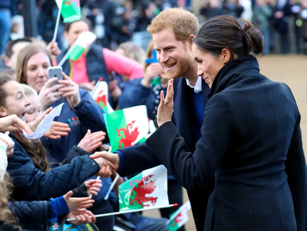 Il principe Harry e Meghan Markle. Nella capitale gallese, Meghan e Harry sono stati accolti come pop star. Dopotutto, Harry è un principe di Galles...