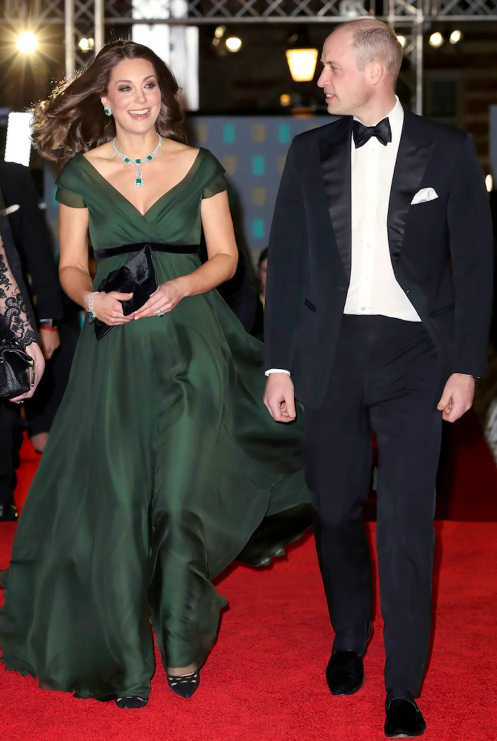 Kate: ses derniers looks de grossesse. À l'occasion des BAFTA Awards 2018, Kate avait joué la carte de la sécurité en choisissant cette robe empire vert foncé signée Jenny Packham, le 18 février 2018. Accessoirisée de bijoux émeraude, cette robe lui donnait une allure élégante sans en faire trop.
