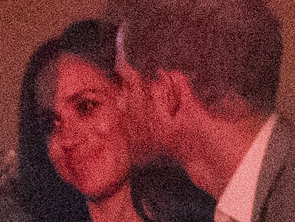 Il principe Harry e Meghan Markle. In occasione della cerimonia di chiusura, il primo bacio in pubblico della giovane coppia non è passato inosservato.