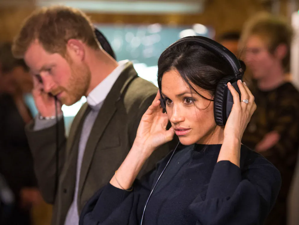Il principe Harry e Meghan Markle. L'8 gennaio, a Brixton, Harry e Meghan hanno visitato una stazione radio fondata per aiutare i giovani a restare sul giusto cammino.