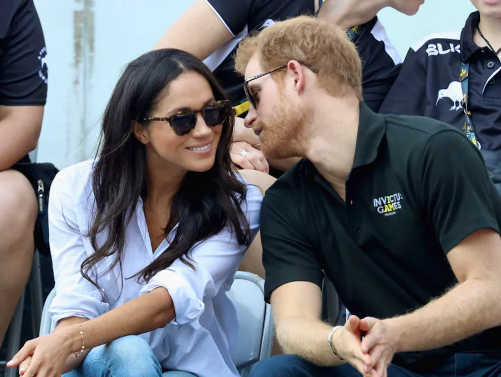 Il principe Harry e Meghan Markle. Ma anche agli Invictus Games a Toronto, i due piccioncini non hanno saputo che farsene del protocollo. 
