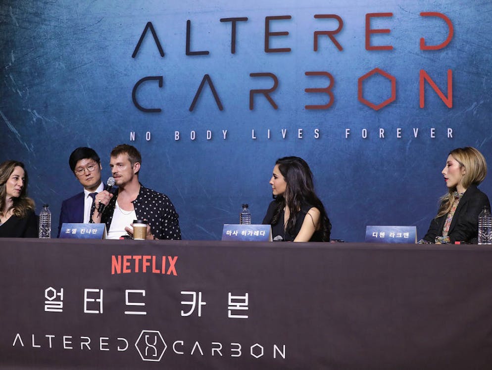 Junger Milliardär will sich töten lassen, um «ewig zu leben».  Das ist zufälligerweise exakt die Prämisse des Science-Fiction-Buchs «Altered Carbon» und der darauf basierenden Netlix-Serie. Hier hat sich eine Herrschafts-Clique gebildet, die sich aufgrund ihres immensen Reichstum immer neue Körper zulegen kann und damit unsterblich wurde.