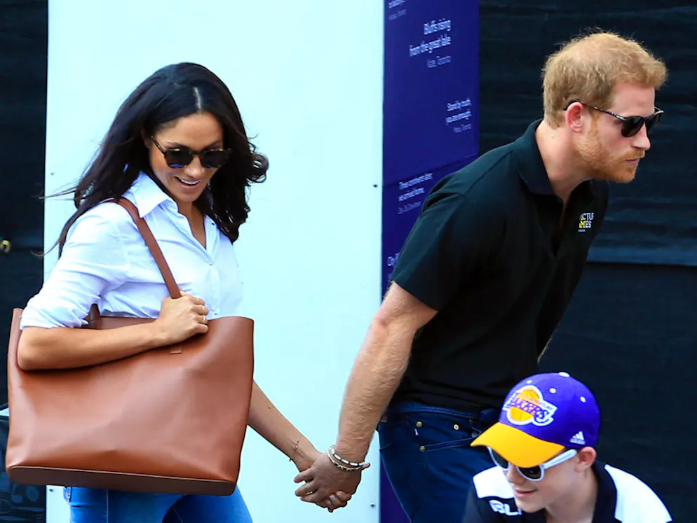 Il principe Harry e Meghan Markle. Due mesi dopo, Meghan Markle e il principe Harry sono stati visti per la prima voglia insieme in pubblico. E si tenevano addirittura per mano! Una piccola infrazione al protocollo. 