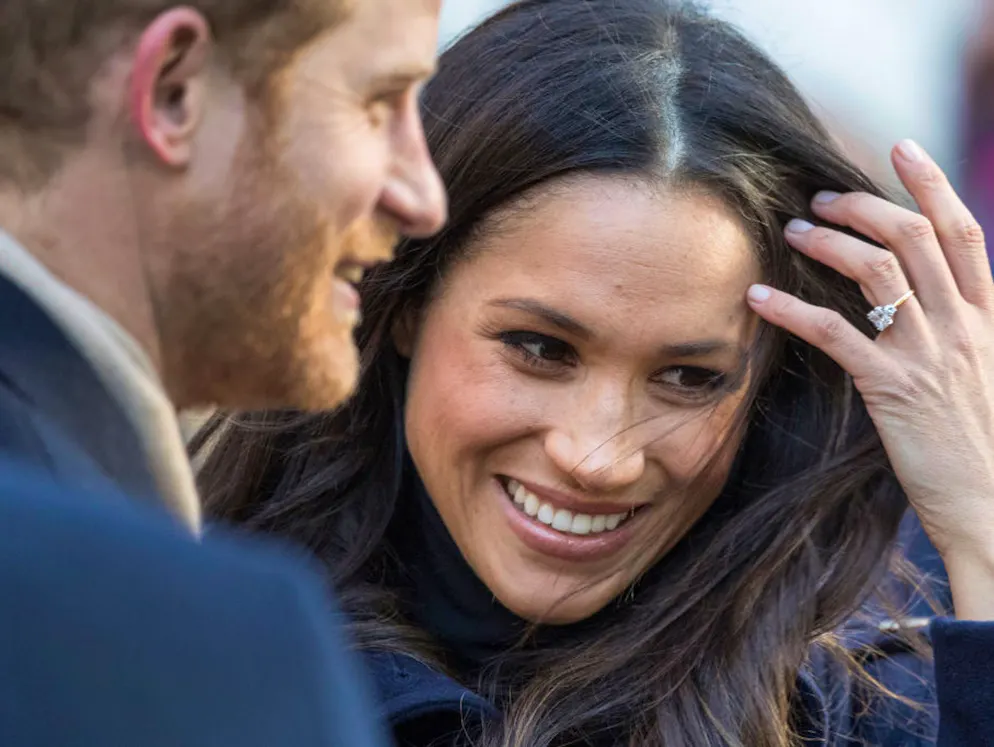 Il principe Harry e Meghan Markle. Una buona occasione per osservare più da vicino l'anello di fidanzamento di Meghan: un pezzo unico in oro giallo disegnato dallo stesso Harry, con una grossa pietra del Botswana e piccoli diamanti provenienti dalla collezione di gioielli di Lady Diana.
