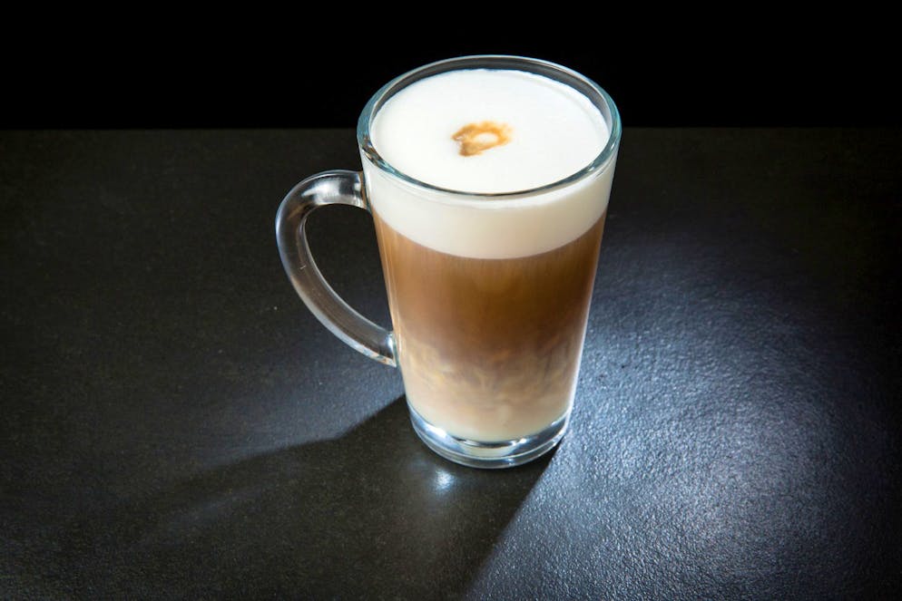 Kaffee bei Starbucks: Was steckt drin?. Der Chai Latt - ein Tee, der es in sich hat: Die mittlere Grösse hat 239 Kalorien, 80mg Koffein und gut 40 Gramm Zucker. Das entspricht in etwa dem empfohlenen Tagesbedarf.