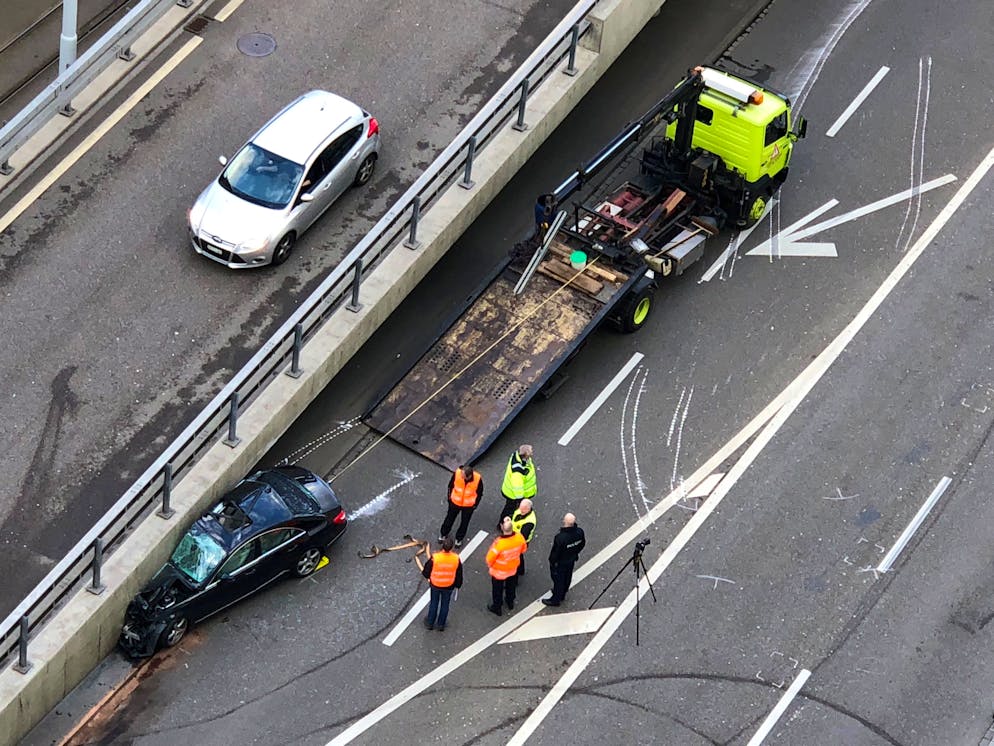 Auto Knallt In Hardbrucke Polizei Nimmt Alle Unfallbeteiligten Fest