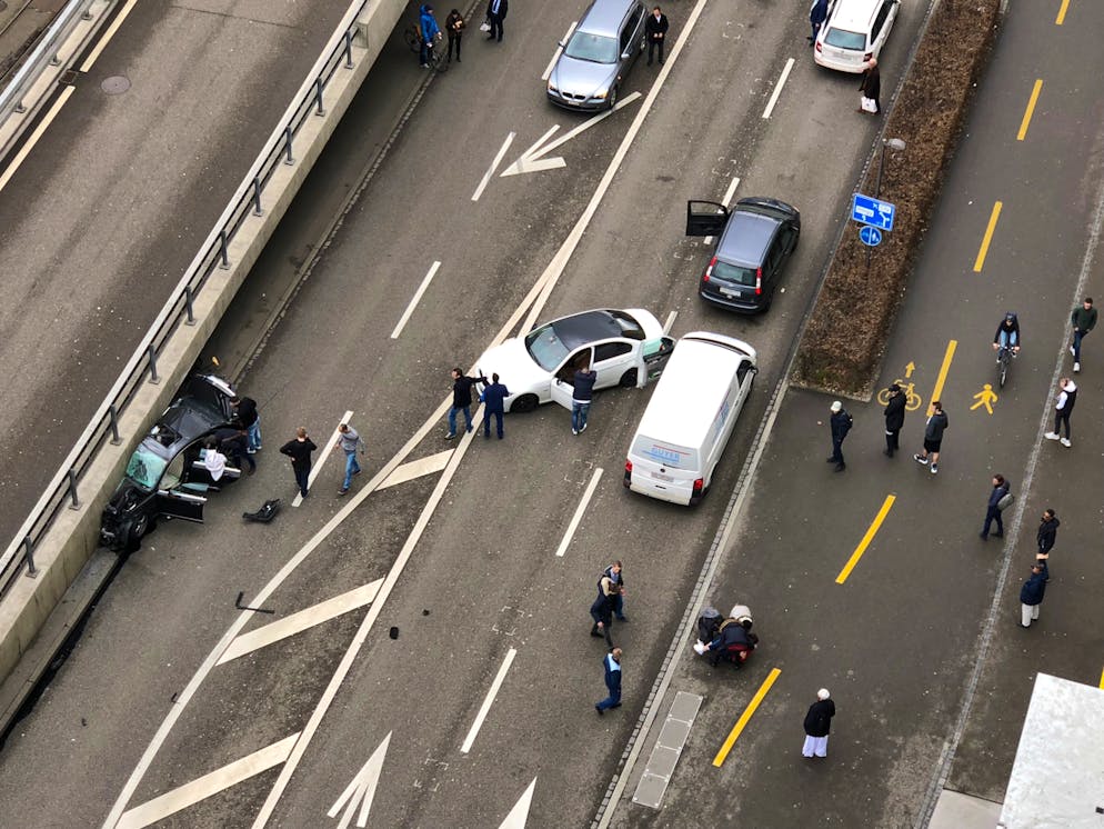 Auto Knallt In Hardbrucke Polizei Nimmt Alle Unfallbeteiligten Fest