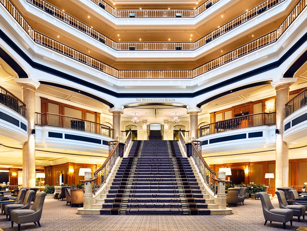 In diesen 10 Luxus-Hotels kann man wohnen wie im Film. Das Berliner Luxushotel Westin Grand mit dem beeindruckenden Treppenhaus in der Lobby diente mehreren internationalen und deutschen Filmen als Kulisse.