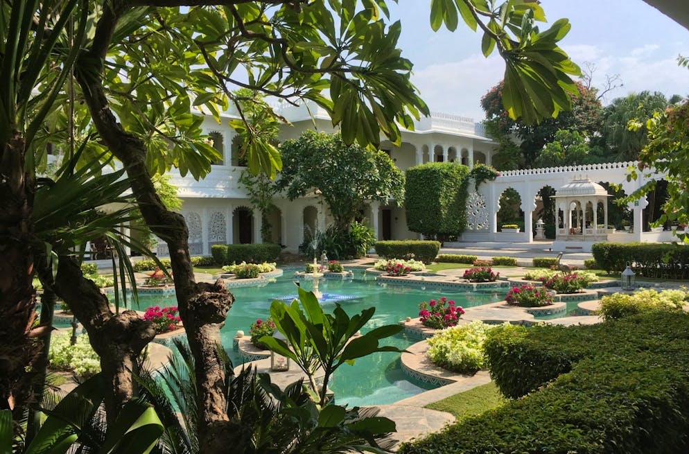 In diesen 10 Luxus-Hotels kann man wohnen wie im Film. Der prachtvolle Taj Lake P<strong>a</strong>lace liegt inmitten des Pichola Sees im indischen Udaipur. Das Hotel leihte seine symbolträchtige Kulisse unter anderem James Bond in «Octopussy».