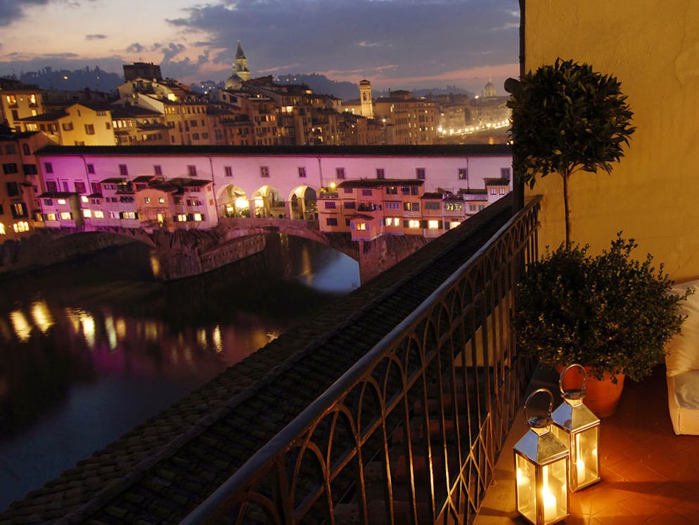 In diesen 10 Luxus-Hotels kann man wohnen wie im Film. «Zimmer mit Aussicht»: Das Zimmer 414 im renommierten Hotel degli Orafi in der Altstadt von Florenz diente als Schauplatz romantischer Szenen im gleichnamigen Spielfilm aus dem Jahr 1985.