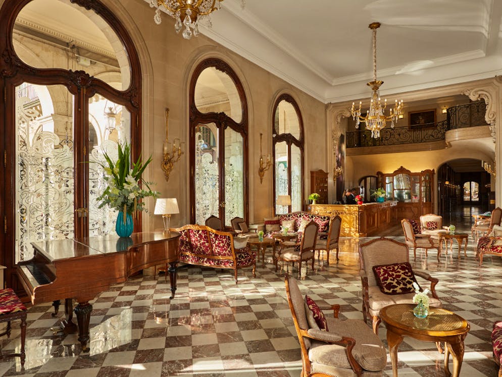 In diesen 10 Luxus-Hotels kann man wohnen wie im Film. Mit seiner Mischung aus französischer Eleganz und zeitgenössischem Komfort bietet das Hôtel Regina Louvre in Paris eine tolle Filmkulisse (unter anderem für «Niktia»).