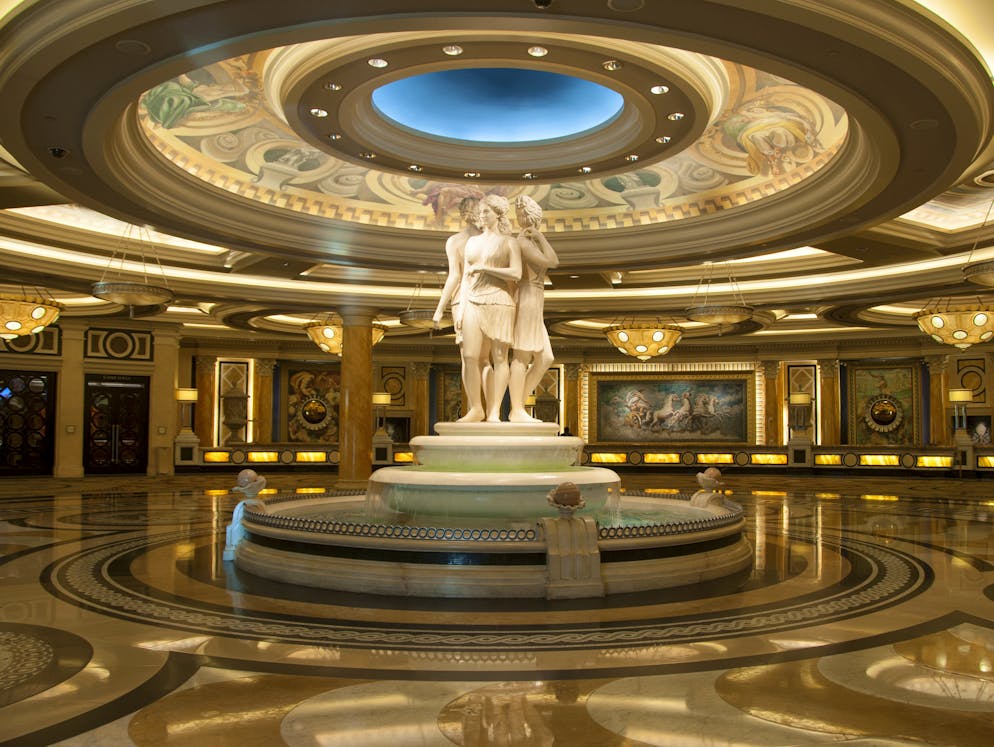 In diesen 10 Luxus-Hotels kann man wohnen wie im Film. Das Caesars Palace in Las Vegas mit seiner pompösen und prunkvollen Einrichtung ist Fans der Kult-Komödie «The Hangover» ein Begriff.