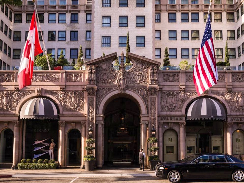 In diesen 10 Luxus-Hotels kann man wohnen wie im Film. Seinen Übernamen «Pretty Woman-Hotel» trägt das «Beverly Wilshire» in Bervely Hills, USA, seit Julia Roberts und Richard Gere für die gleichnamige Liebeskomödie vor der Kamera standen.