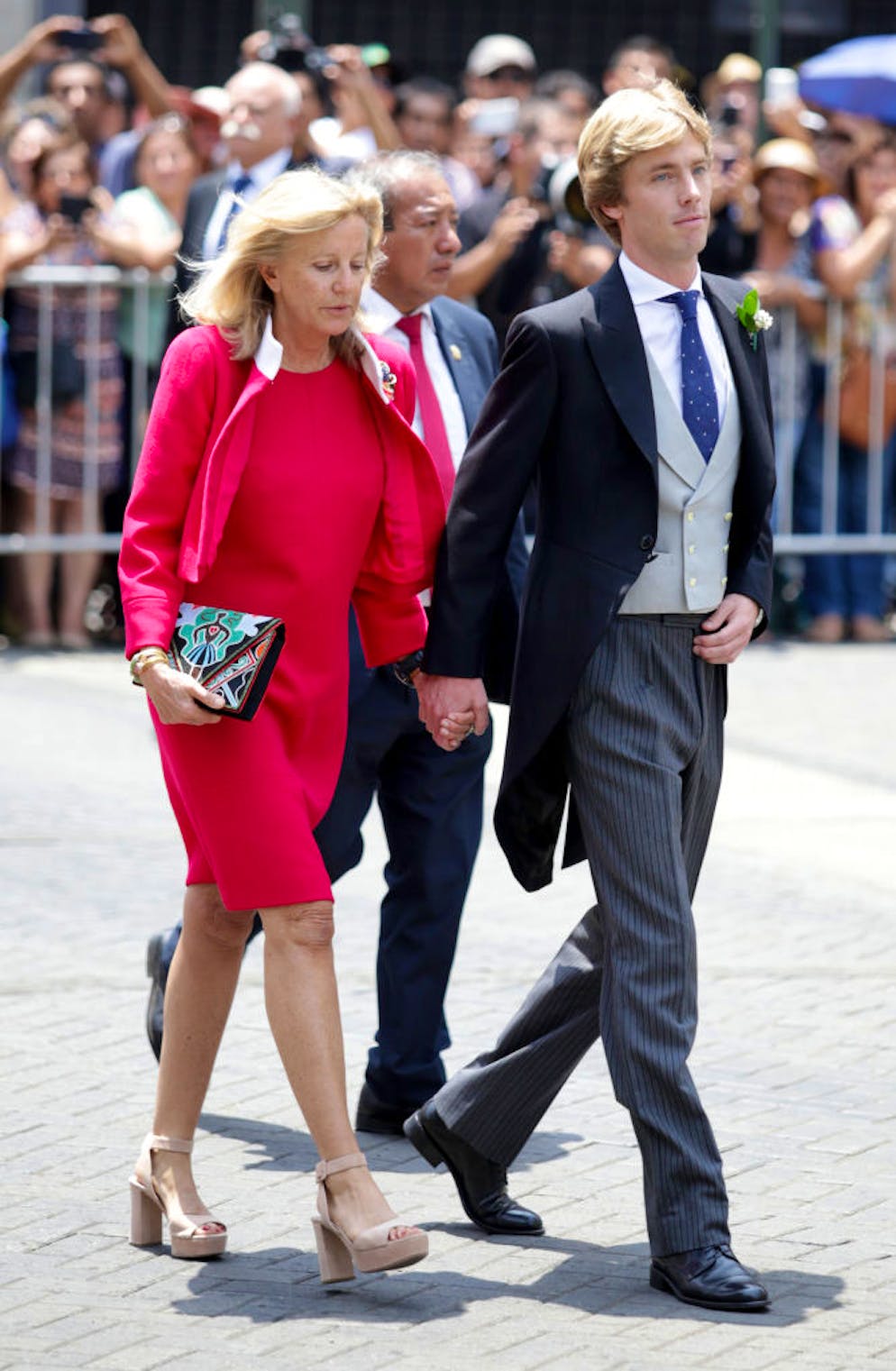 Royalflash. Die Mutter des Bräutigams, Chantal Hochuli (62), wich ihrem jüngsten Sohn an seinem grossen Tag nicht von der Seite. Die Schweizerin begleitete Christian Hand in Hand in die Kirche. Dabei trug sie ein rotes Kleid - ganz im Zeichen der Liebe. Und wer genau hinsah, konnte eine weitere Besonderheit an ihrem Outfit entdecken: Sie trug die gleichen Plateau-Schuhe wie schon zur Hochzeit ihres zweiten Sohnes Ernst von Hannover.