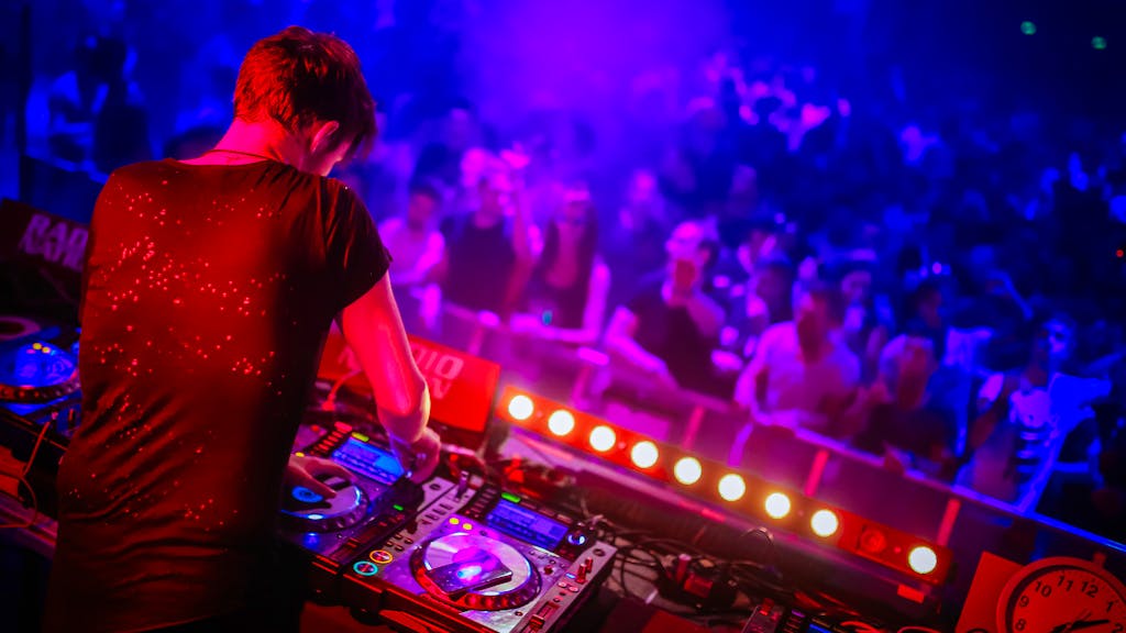 Nachtleben. 50 Jahre jung und noch immer im Club: Darf man das?