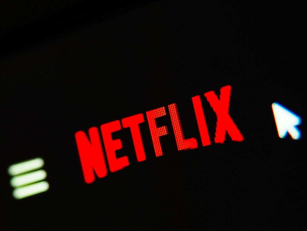 Was passiert im Internet in einer Minute?. Auf der Streaming-Plattform Netflix werden kumulierte 70'017 Stunden Filme und Serien geschaut...