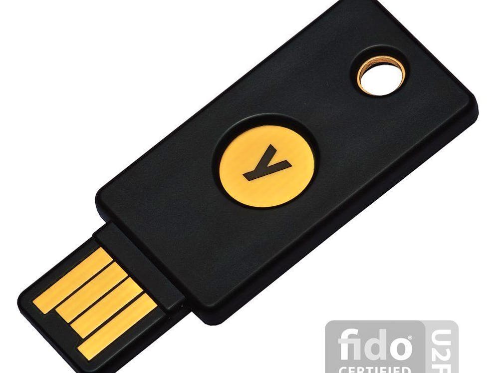 Besserer Schutz mit Zwei-Faktor-Authentifizierung. Ein weit verbreiteter Sicherheitstoken ist beispielsweise der Yubikey, den es ab rund 25 Franken gibt und der mit grossen Internet-Angeboten wie Facebook oder Google funktioniert.
