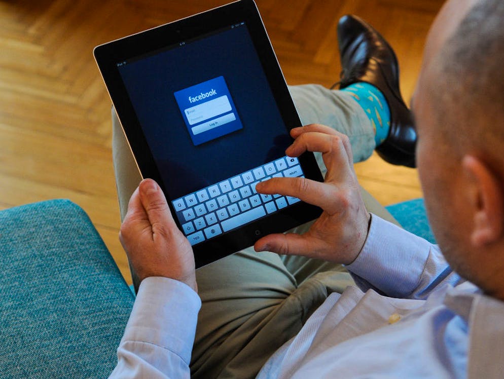 Was passiert im Internet in einer Minute?. Bei Facebook loggen sich pro Minute 900'000 Nutzer ein...