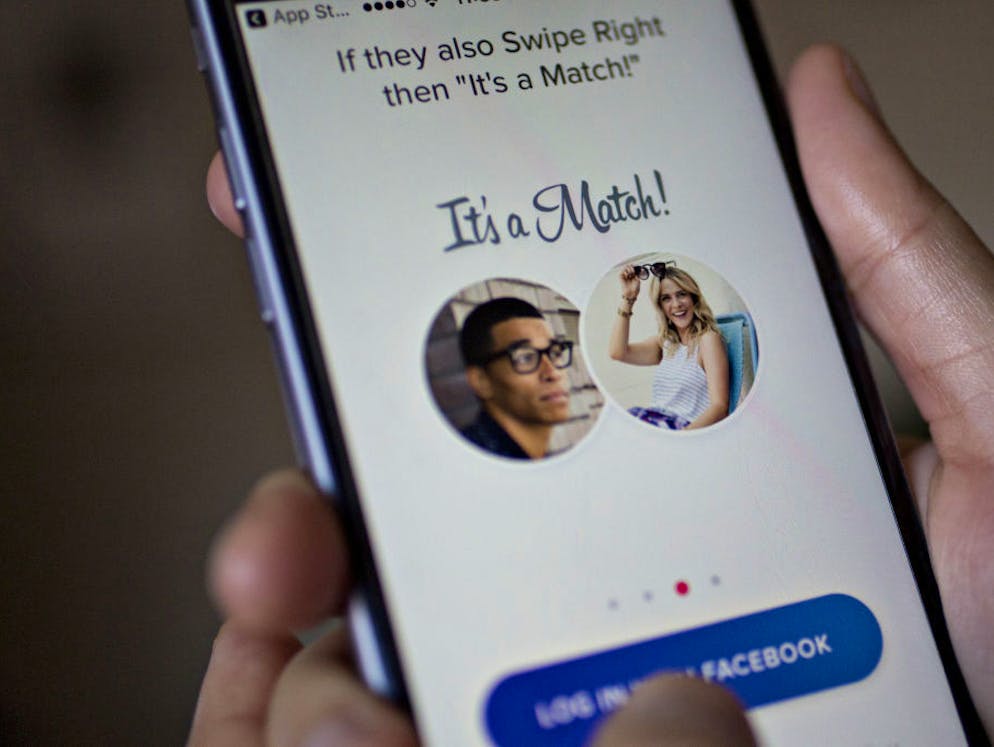 Was passiert im Internet in einer Minute?. 990'000 mal wird auf der Dating-App Tinder mit einem Wisch entschieden, ob man einen potenzieller Partner attraktiv findet oder nicht.