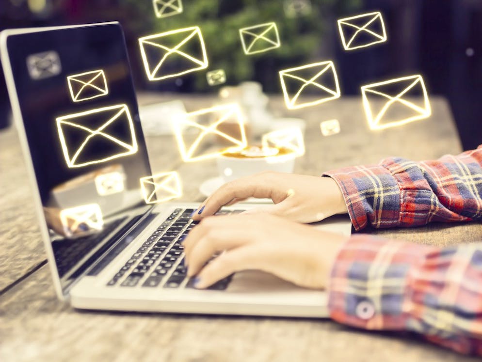 Was passiert im Internet in einer Minute?. ...und 156 Millionen E-Mails versendet, das meiste davon ist übrigens Spam - also Werbenachrichten.  <br>