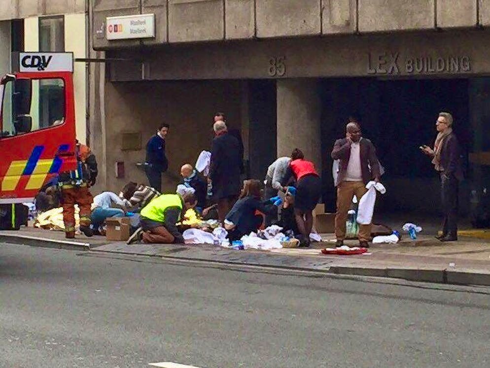Les attentats de Bruxelles. Des équipes de secours soignent des personnes qui ont été blessées lors de l'explosion dans le métro.