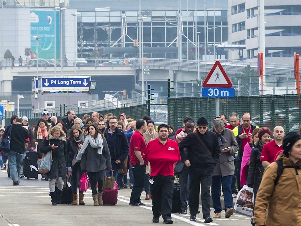 Les attentats de Bruxelles. Aéroport de Zaventem: les personnes se mettent en sécurité.