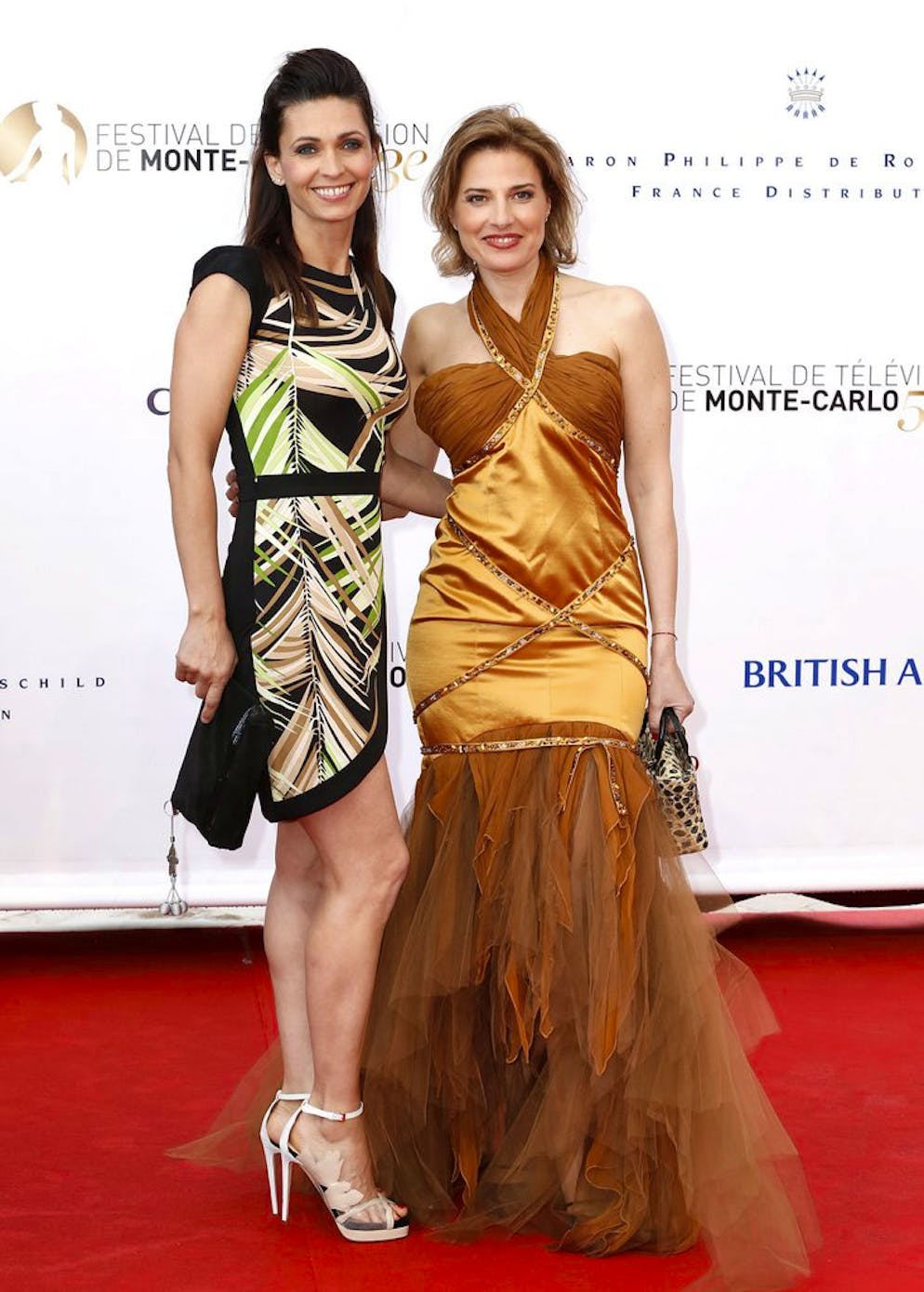 Adeline Blondieau. Adeline Blondieau et Christine Lemler posent pour les photographes à l'ouverture du Festival de Monte-Carlo en juin 2013.