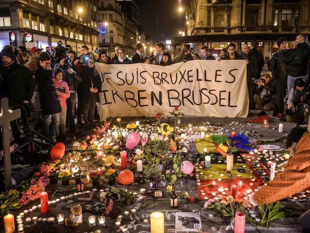 Les attentats de Bruxelles. Des passants se recueillent sur le Place de la Bourse, à Bruxelles.
