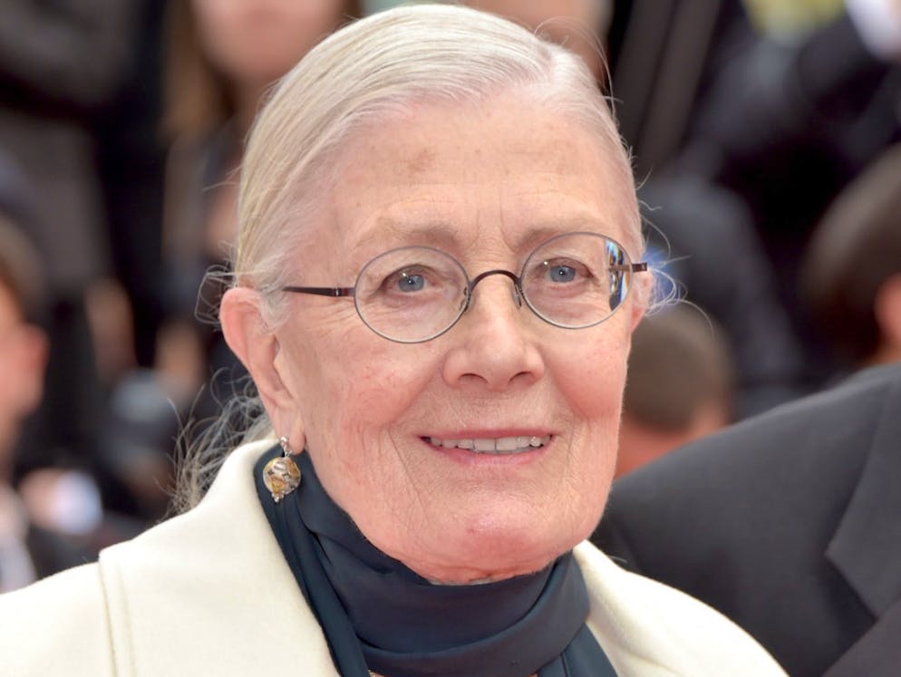 Le star di Hollywood che non vogliono andare in pensione. Una dama di ferro: l’attrice premiata e politicamente impegnata Vanessa Redgrave ha festeggiato il suo 81esimo compleanno a gennaio. La vincitrice di diversi premi Oscar passa ancora regolarmente molto tempo davanti alle telecamere. Ha anche fatto il suo debutto come regista al Festival di Cannes nel 2017 con il suo primo documentario, «Sea Sorrow», sulla sorte dei rifugiati.