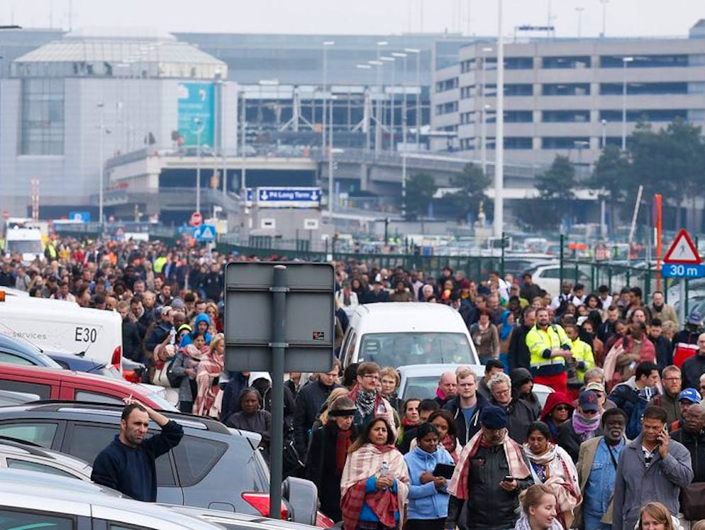 Les attentats de Bruxelles. Le 22 mars 2016, des passagers et travailleurs de l'aéroport sont évacués suite à l'attaque de l'aéroport de Bruxelles, Belgique. Lors de l'attaque de l'aéroport et du métro de Bruxelles, les terroristes islamistes ont tué 32 personnes et en ont blessé plus de 300. Parcourez notre galerie d'images pour en savoir plus sur ces attaques terroristes.